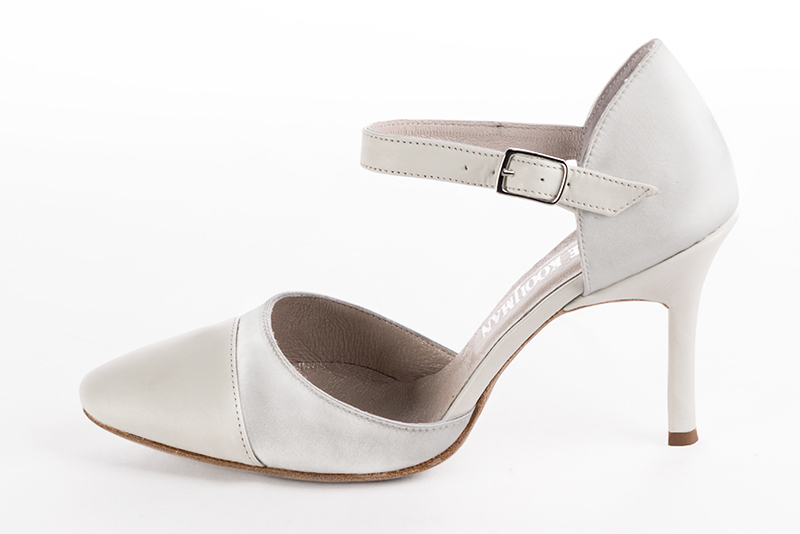 Off white women's open side shoes, with an instep strap. Round toe. Very high slim heel. Profile view - Florence KOOIJMAN